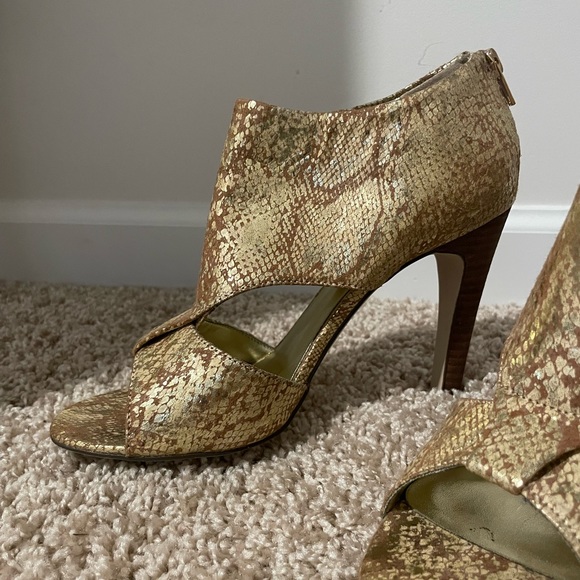 Soul Society Gold Metallic Snake Skin Heels Size 7.5 - Picture 3 of 11